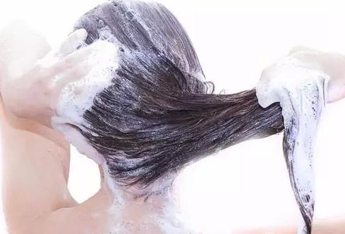 早上还是晚上洗头发好？妈妈你知道吗？